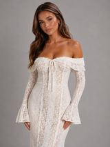 Vestido maxi con encaje y recortes off shoulder para invitada de boda