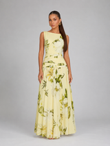 Vestido largo sin mangas con cuello barco y estampado floral para invitada de boda