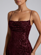 Vestido maxi texturizado y esculpido con flores para invitada de boda
