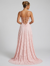 Vestido maxi texturizado y esculpido con flores para invitada de boda