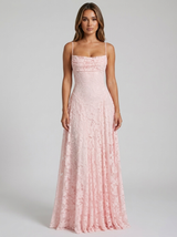 Vestido maxi texturizado y esculpido con flores para invitada de boda