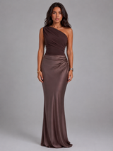 Vestido maxi satinado de un solo hombro para invitada de boda
