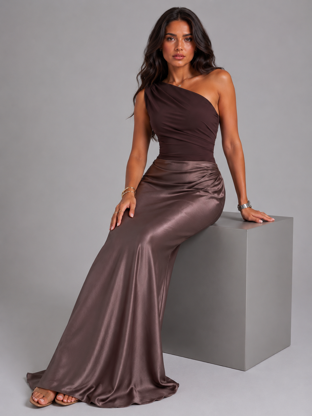 Vestido maxi satinado de un solo hombro para invitada de boda