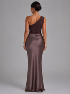Vestido maxi satinado de un solo hombro para invitada de boda