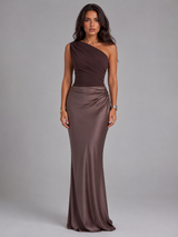 Vestido maxi satinado de un solo hombro para invitada de boda