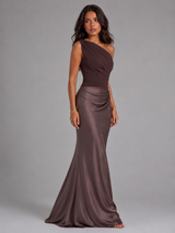 Vestido maxi satinado de un solo hombro para invitada de boda