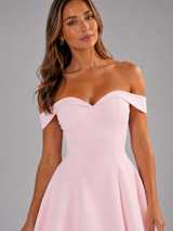 Robe mini sculptée épaules dénudées pour cocktail femme