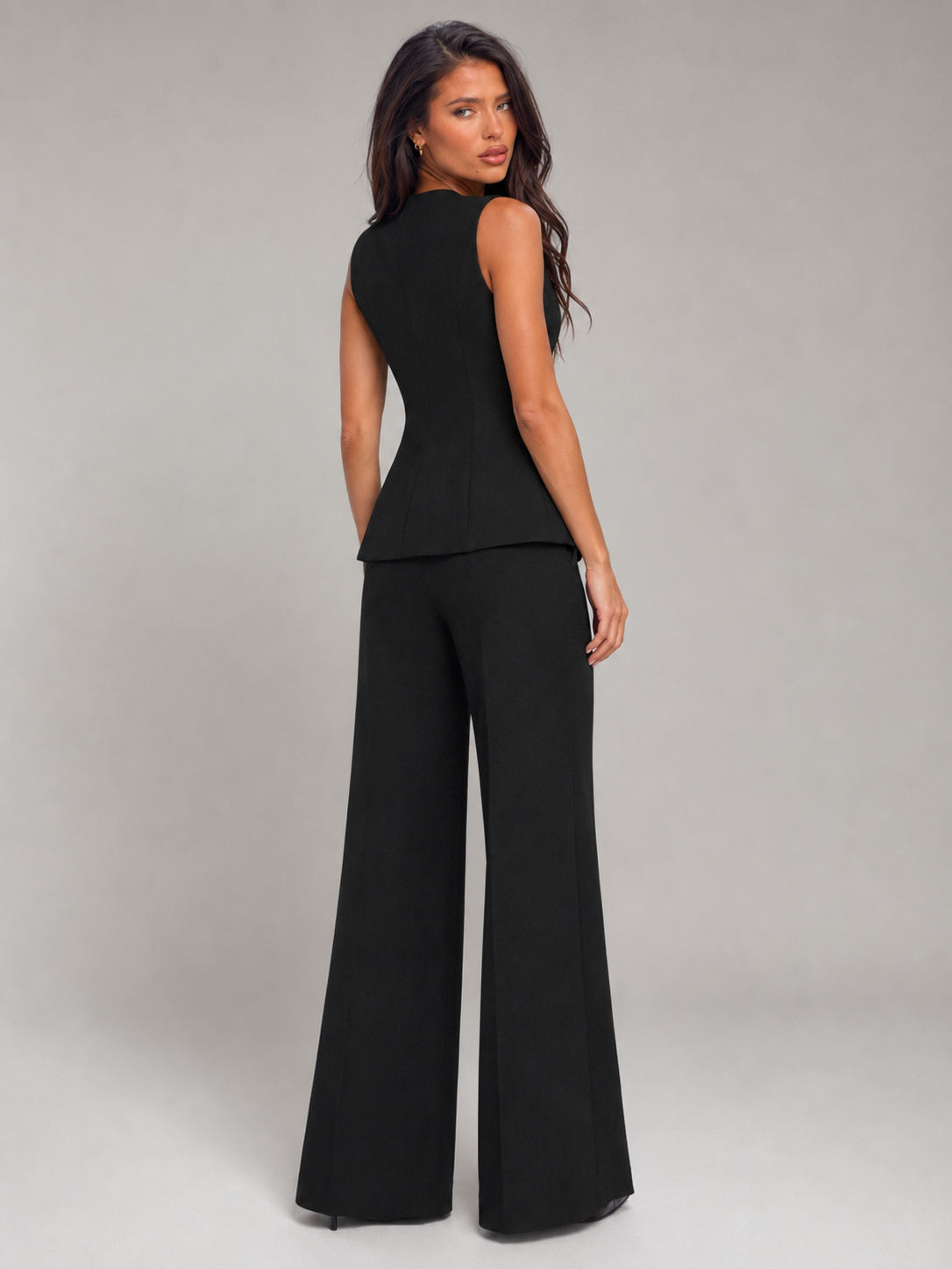 Conjunto de chaleco entallado negro y pantalón de pierna ancha