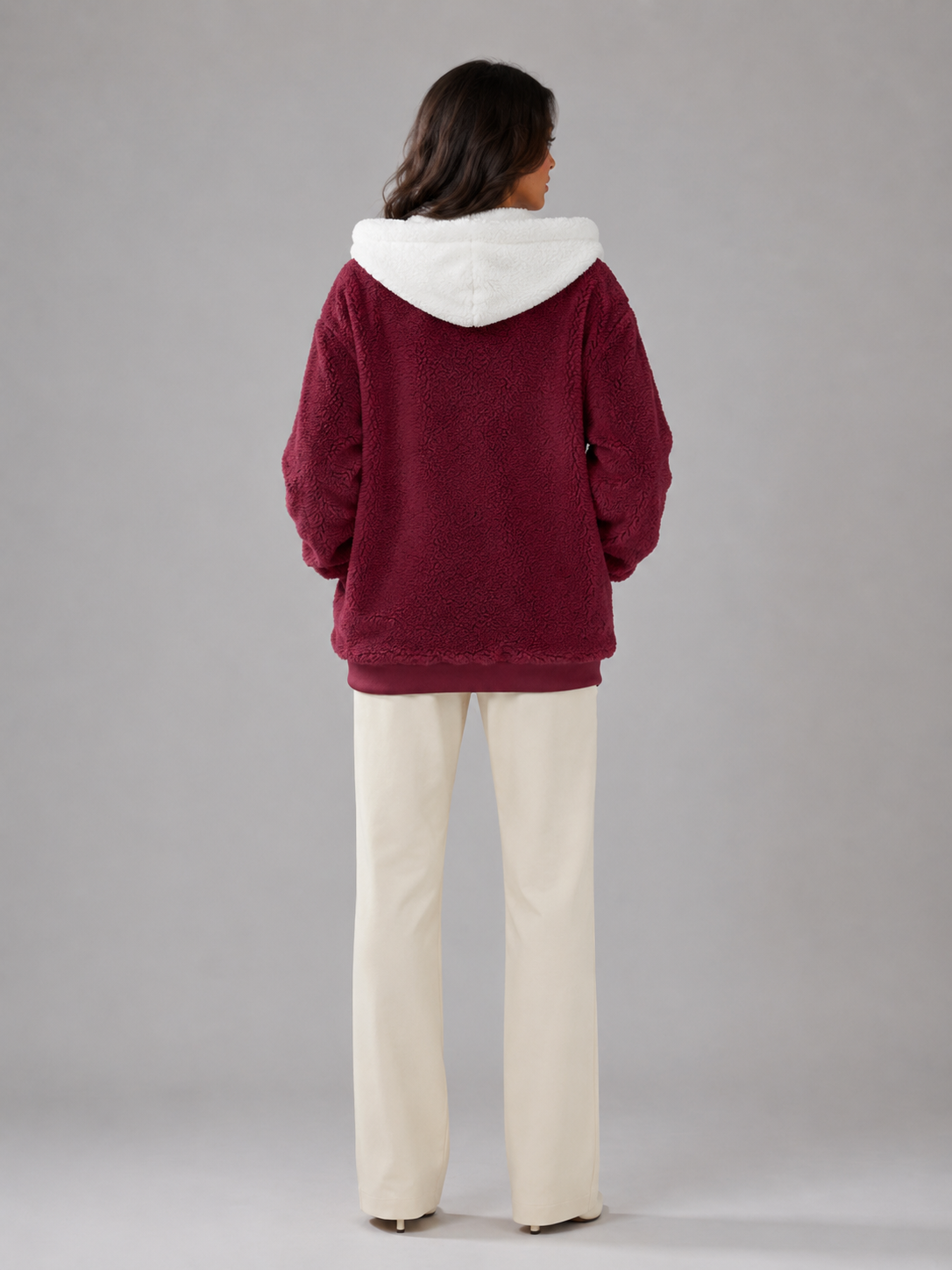 Chaqueta acolchada con capucha y forro sherpa para mujer
