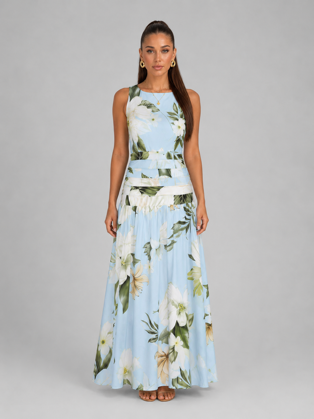 Vestido largo sin mangas con cuello barco y estampado floral para invitada de boda