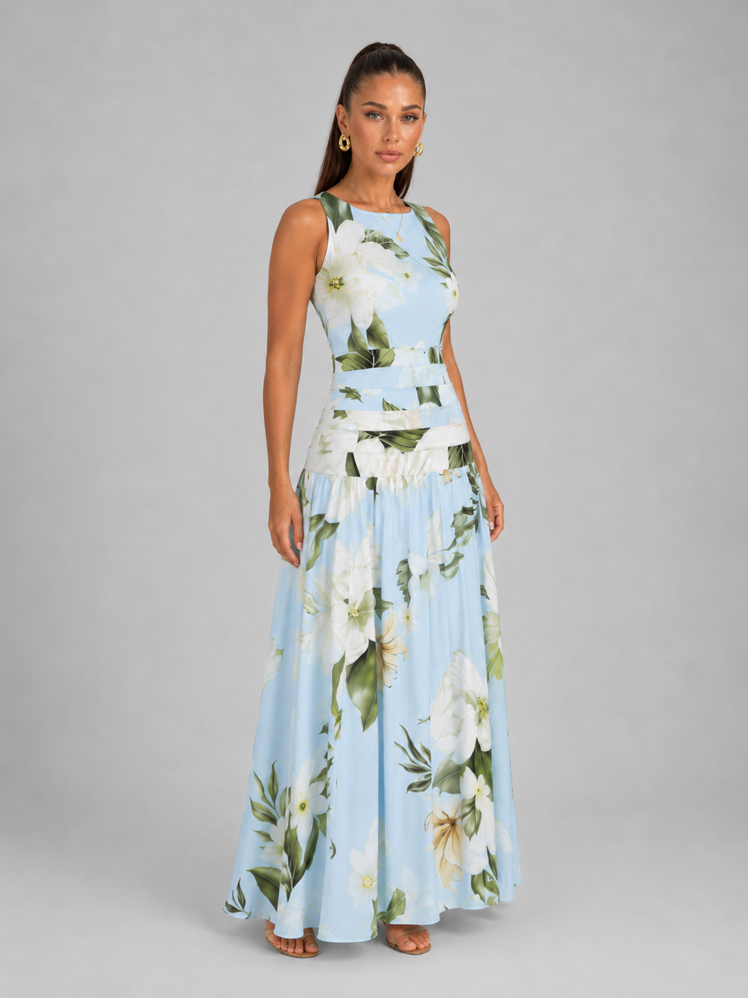 Vestido largo sin mangas con cuello barco y estampado floral para invitada de boda