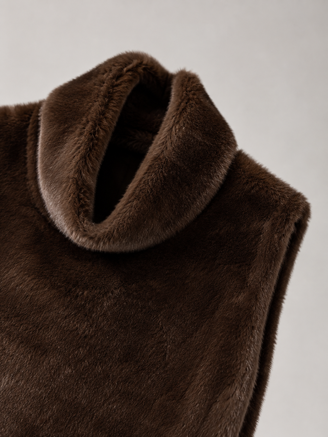 Reversible faux fur vest – styled look – Nude & Nero