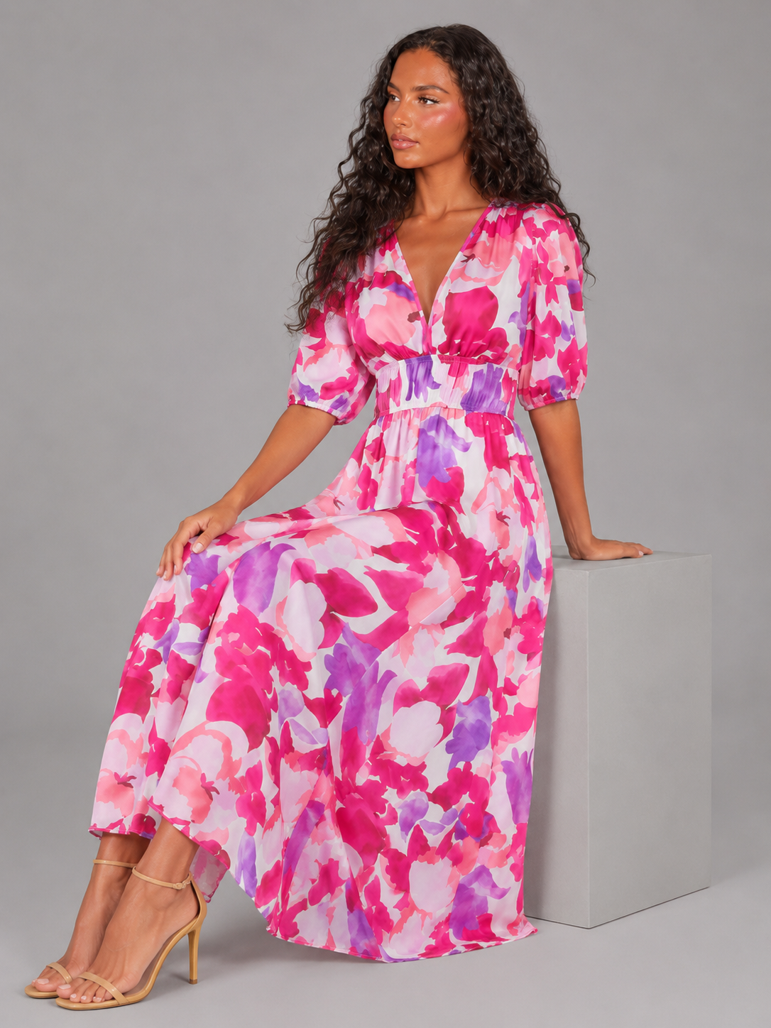 Vestido midi floral sin mangas con escote en V para invitada de boda