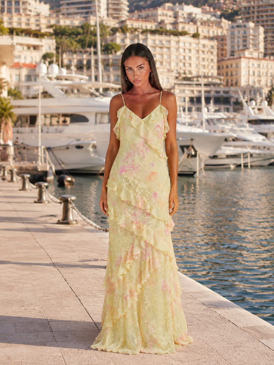 Vestido maxi de gasa floral con volantes para invitada de boda