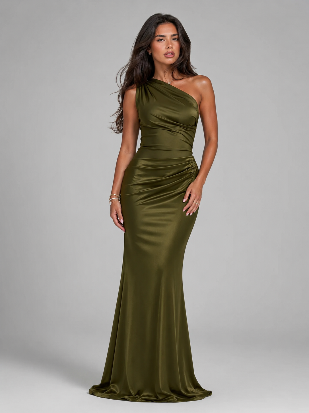 Vestido maxi satinado de un solo hombro para invitada de boda