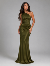 Vestido maxi satinado de un solo hombro para invitada de boda