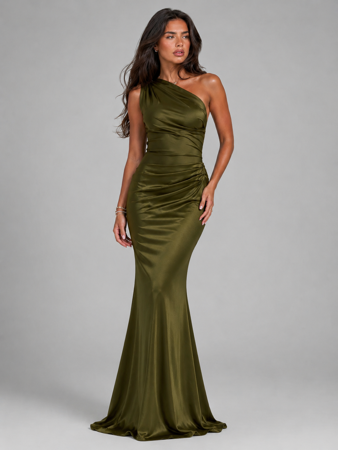 Vestido maxi satinado de un solo hombro para invitada de boda