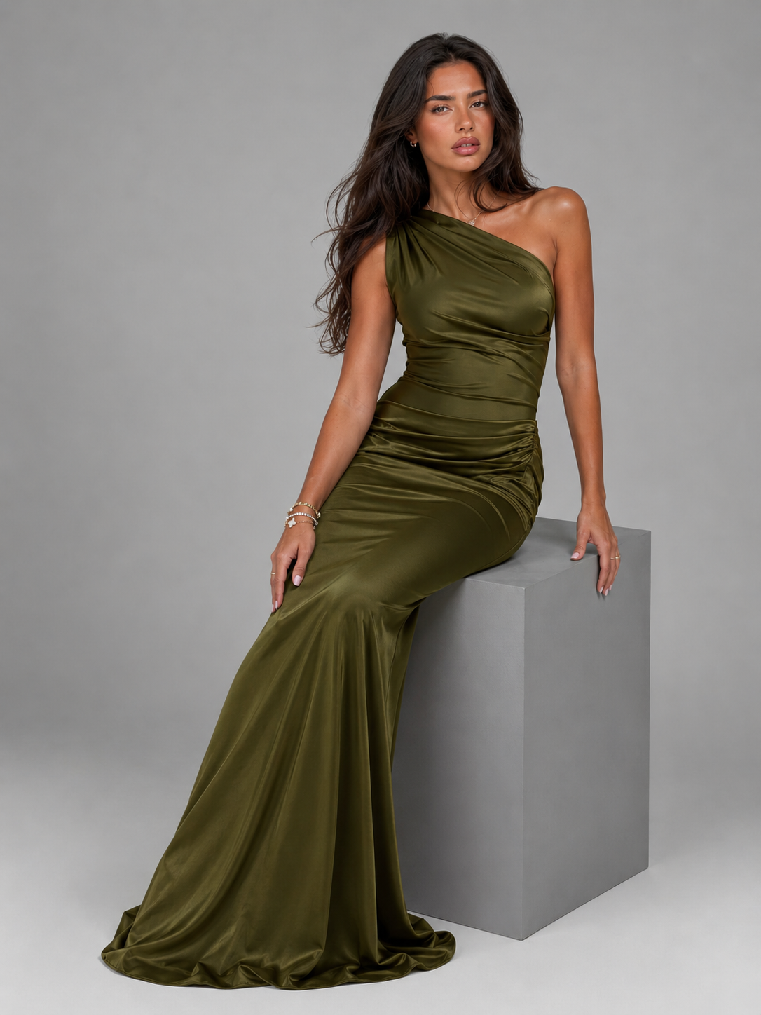 Vestido maxi satinado de un solo hombro para invitada de boda