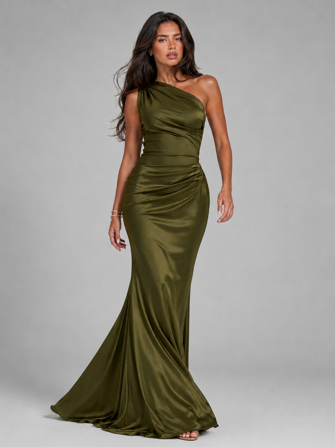 Vestido maxi satinado de un solo hombro para invitada de boda