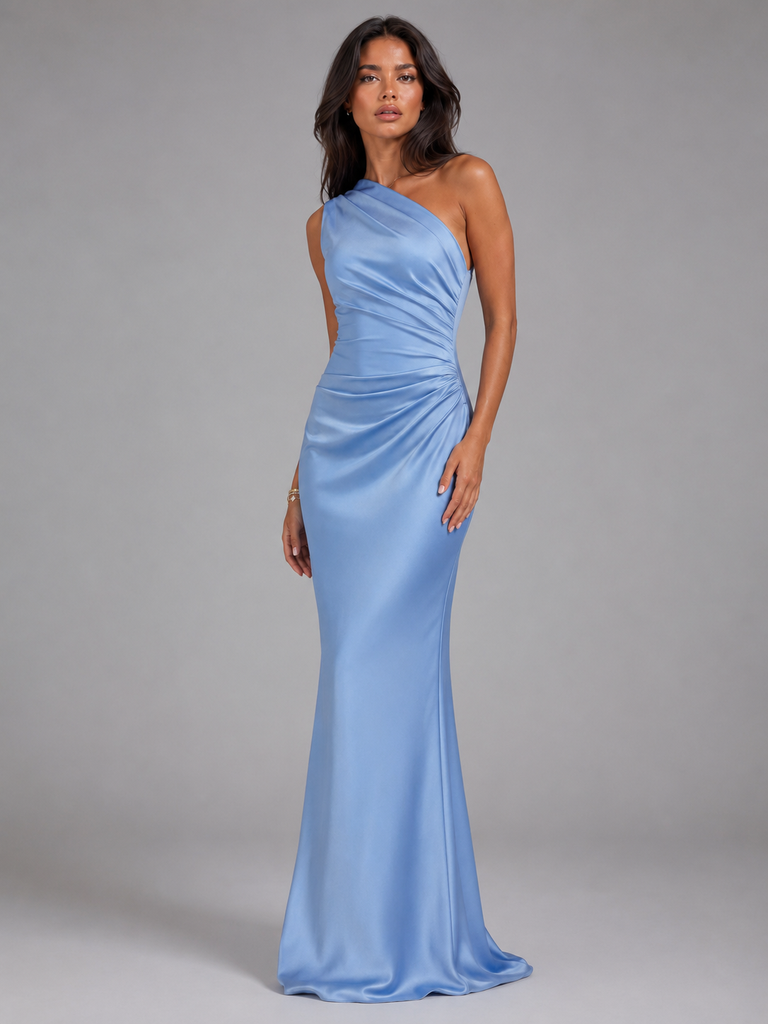 Vestido maxi satinado de un solo hombro para invitada de boda