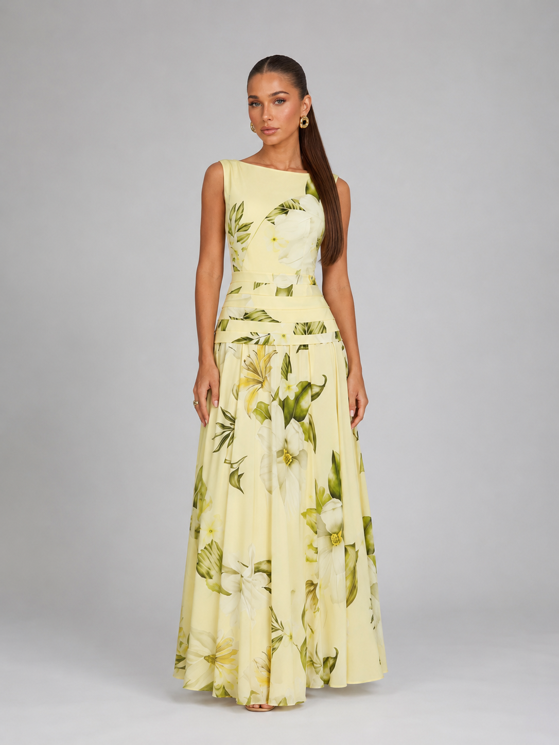 Vestido largo sin mangas con cuello barco y estampado floral para invitada de boda