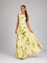 Vestido largo sin mangas con cuello barco y estampado floral para invitada de boda