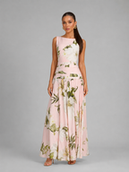 Vestido largo sin mangas con cuello barco y estampado floral para invitada de boda
