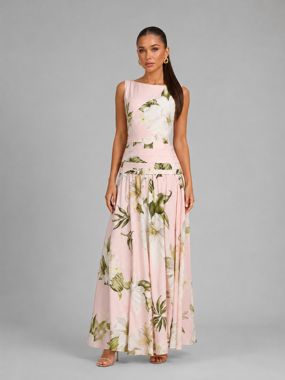 Vestido largo sin mangas con cuello barco y estampado floral para invitada de boda