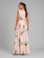 Vestido largo sin mangas con cuello barco y estampado floral para invitada de boda