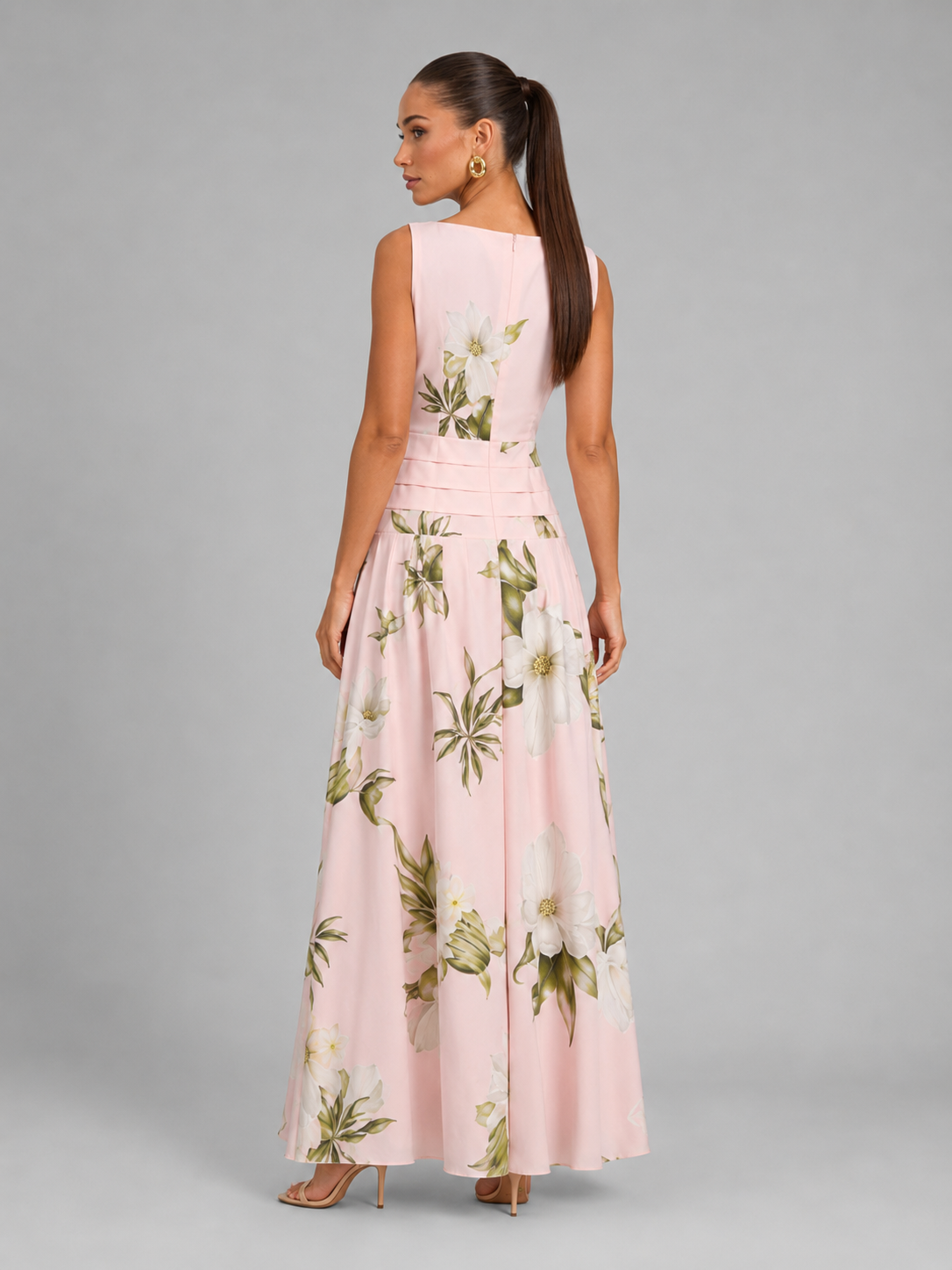 Vestido largo sin mangas con cuello barco y estampado floral para invitada de boda