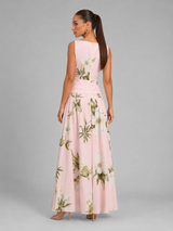 Vestido largo sin mangas con cuello barco y estampado floral para invitada de boda