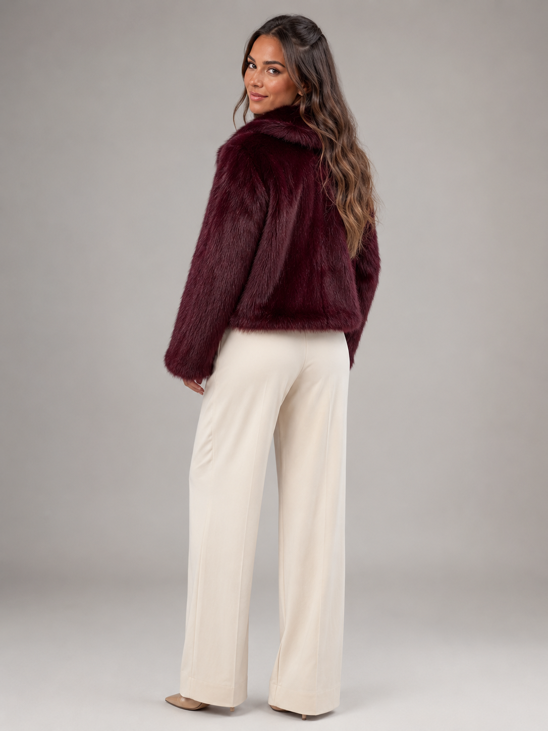 Cropped faux fur jacket – styled look – Nude & Nero