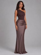 Vestido maxi satinado de un solo hombro para invitada de boda