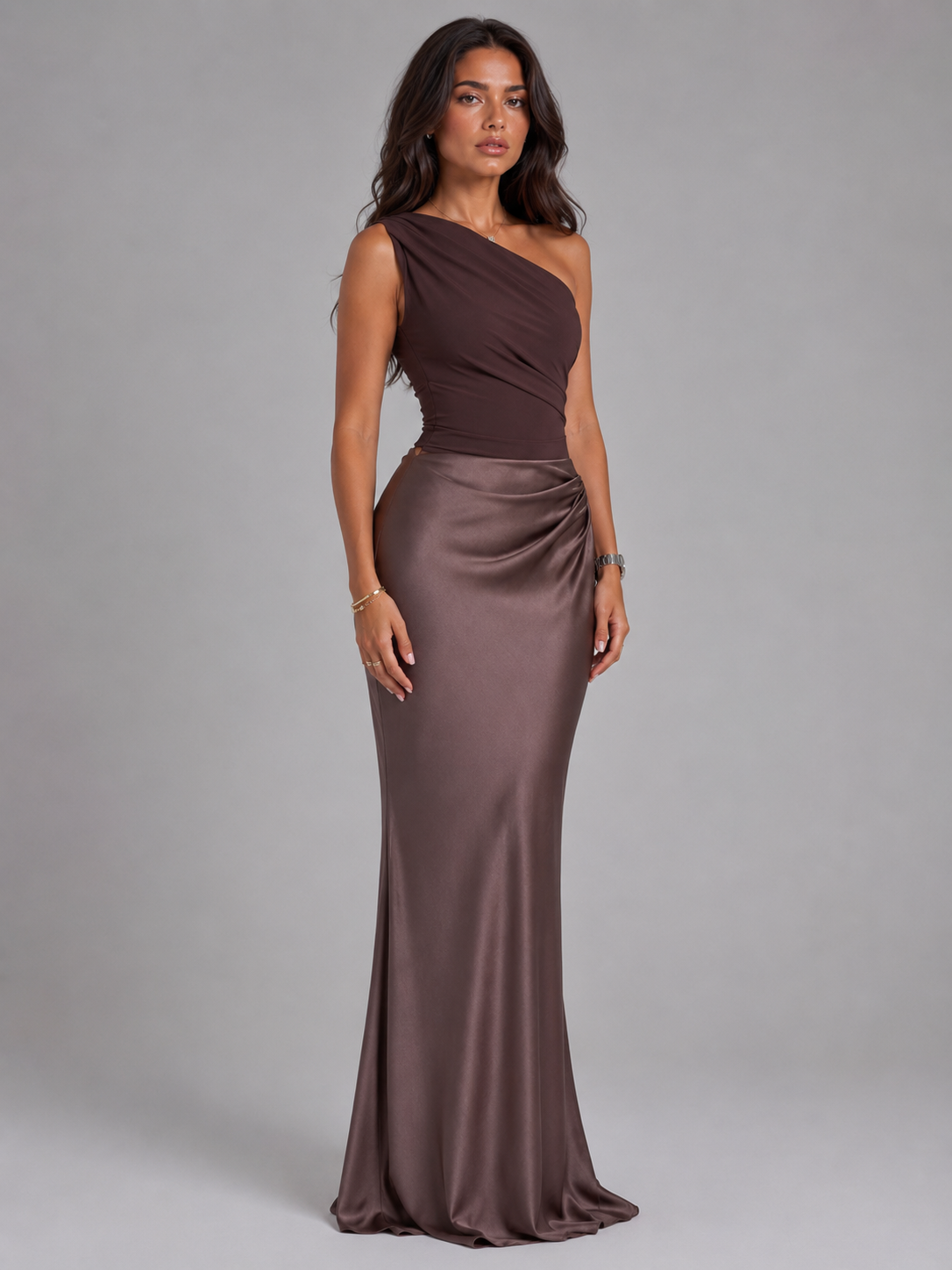 Vestido maxi satinado de un solo hombro para invitada de boda