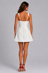 Robe mini structurée pour soirée femme avec encolure carrée